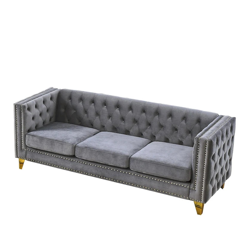 Sofá gris de terciopelo para tres personas, acolchado con botones decorativos, ribete de tachuelas y patas de metal
