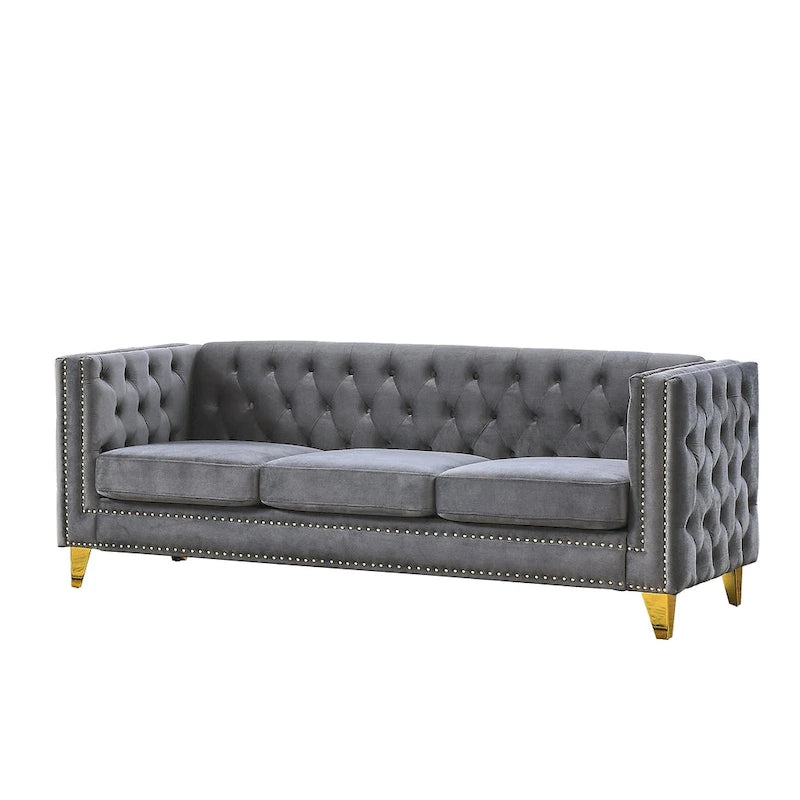Sofá gris de terciopelo para tres personas, acolchado con botones decorativos, ribete de tachuelas y patas de metal