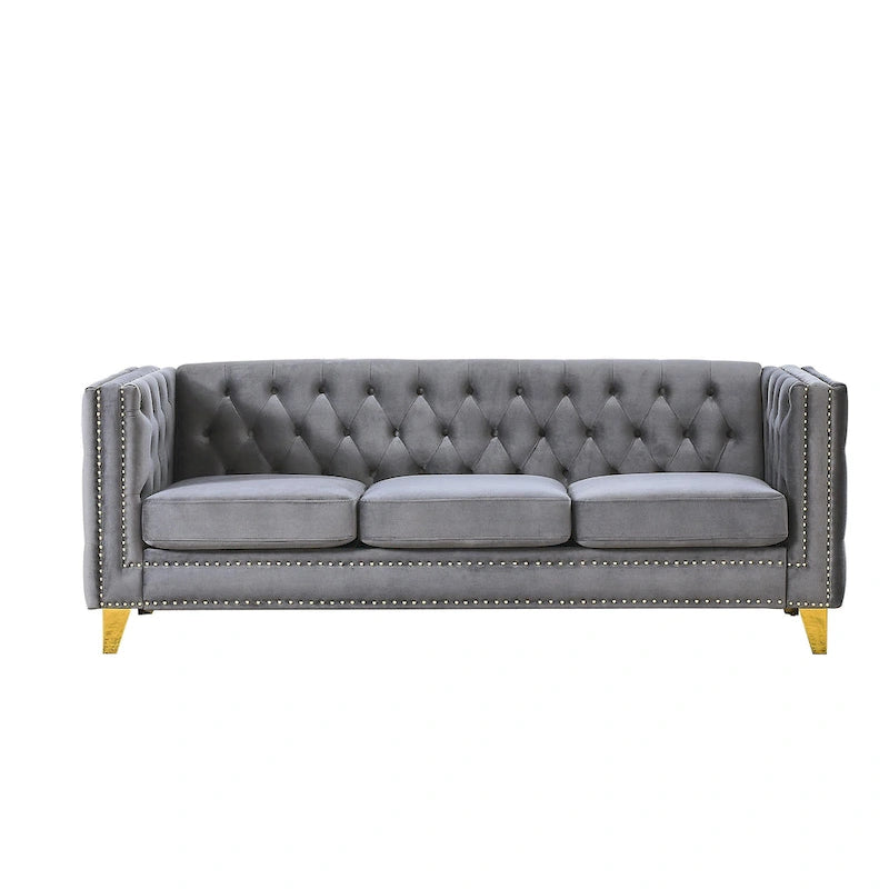 Sofá gris de terciopelo para tres personas, acolchado con botones decorativos, ribete de tachuelas y patas de metal