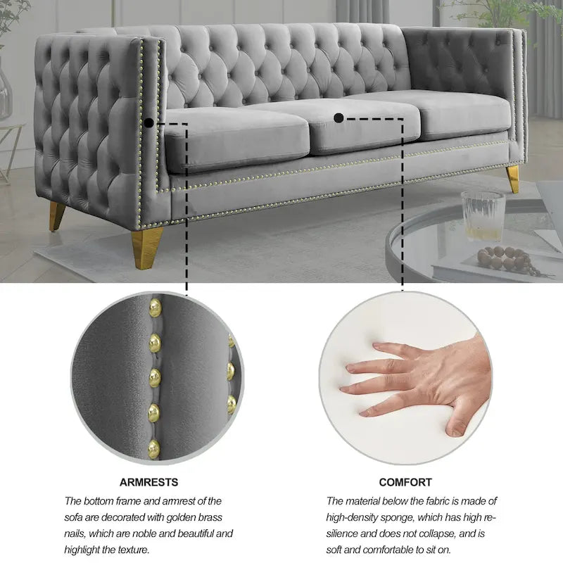 Sofá gris de terciopelo para tres personas, acolchado con botones decorativos, ribete de tachuelas y patas de metal