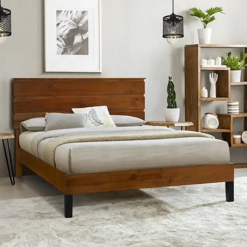 Cama de plataforma de madera maciza de pino marrón con cabecero de paneles horizontales