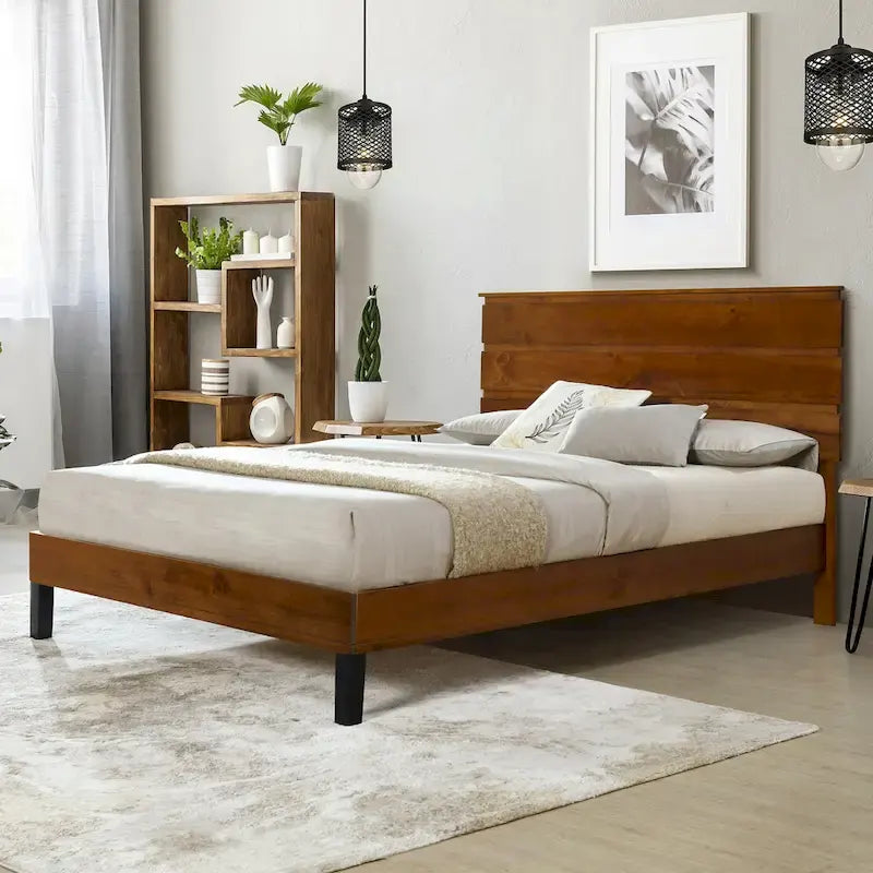 Cama de plataforma de madera maciza de pino marrón con cabecero de paneles horizontales