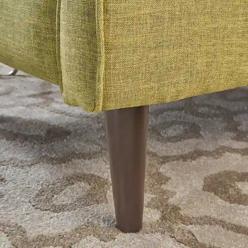 Groene stoffen gecapitonneerde relaxfauteuil met naar achteren te duwen rugleuning en taps toelopende poten van beukenhout