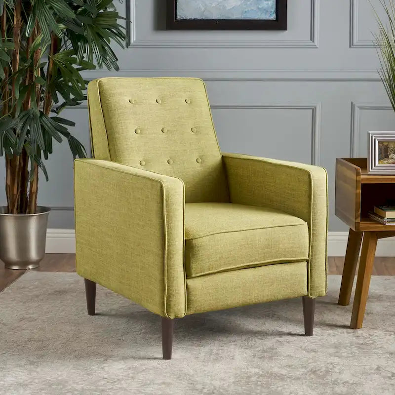 Groene stoffen gecapitonneerde relaxfauteuil met naar achteren te duwen rugleuning en taps toelopende poten van beukenhout