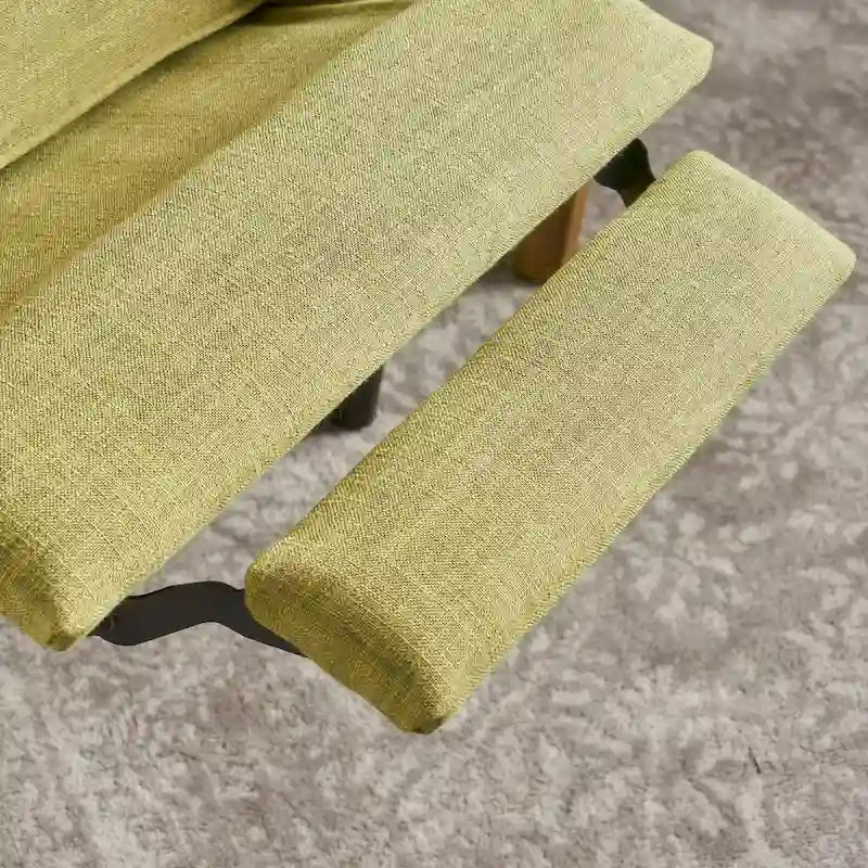 Groene stoffen gecapitonneerde relaxfauteuil met naar achteren te duwen rugleuning en taps toelopende poten van beukenhout
