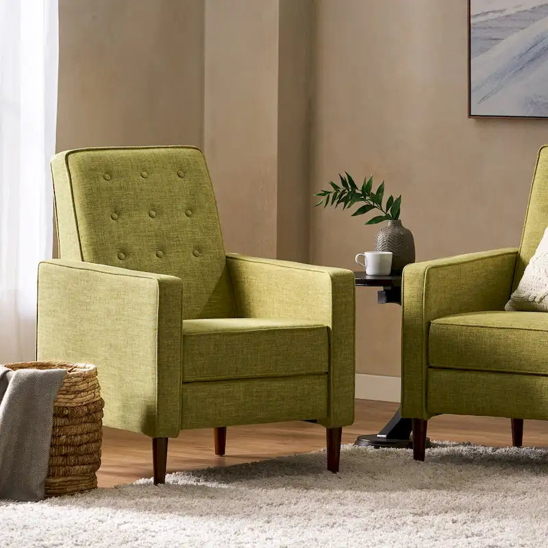 Groene stoffen gecapitonneerde relaxfauteuil met naar achteren te duwen rugleuning en taps toelopende poten van beukenhout