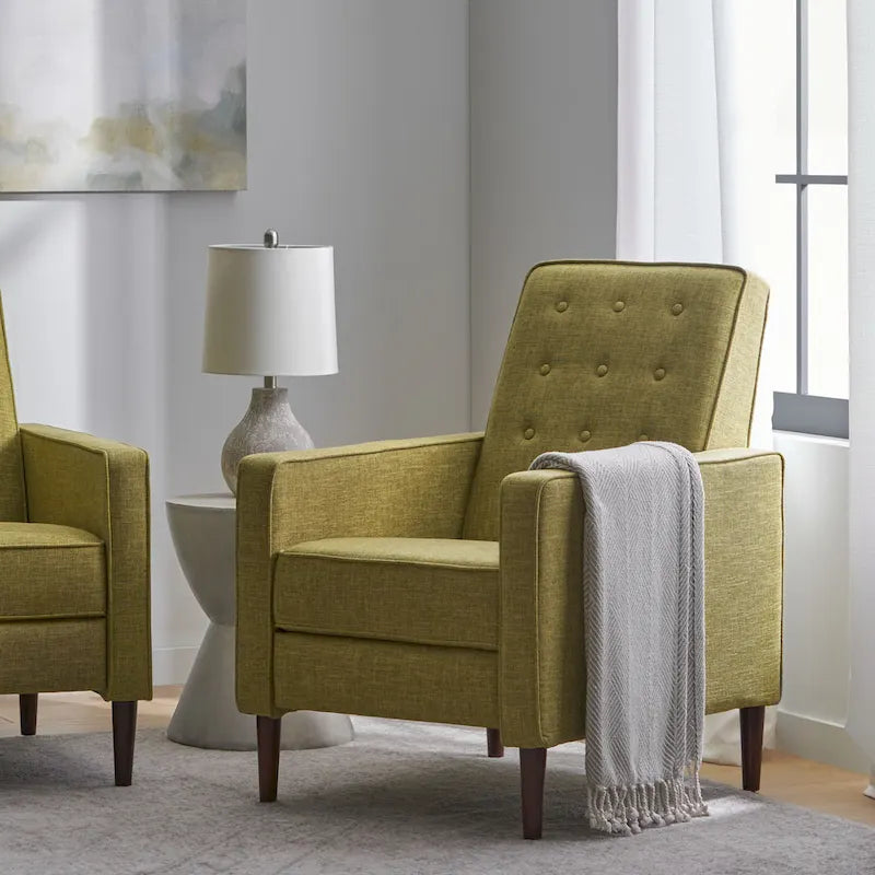 Groene stoffen gecapitonneerde relaxfauteuil met naar achteren te duwen rugleuning en taps toelopende poten van beukenhout