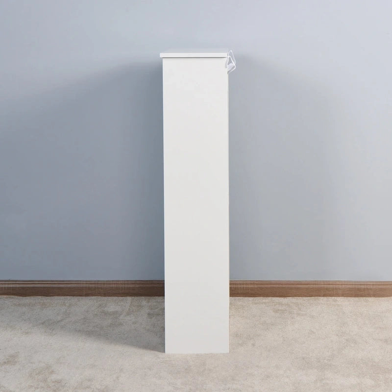Zapatero blanco con listones y tres puertas abatibles, con estantes ajustables