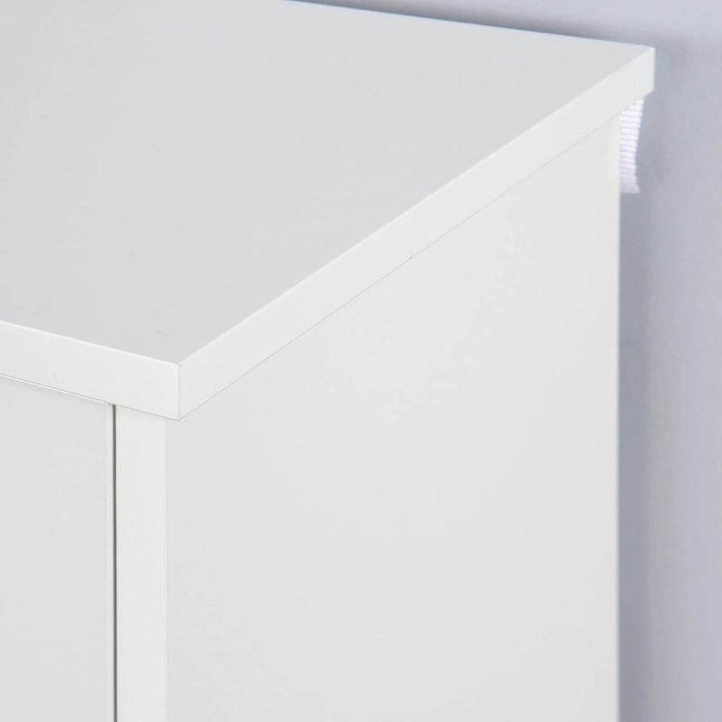 Zapatero blanco con listones y tres puertas abatibles, con estantes ajustables