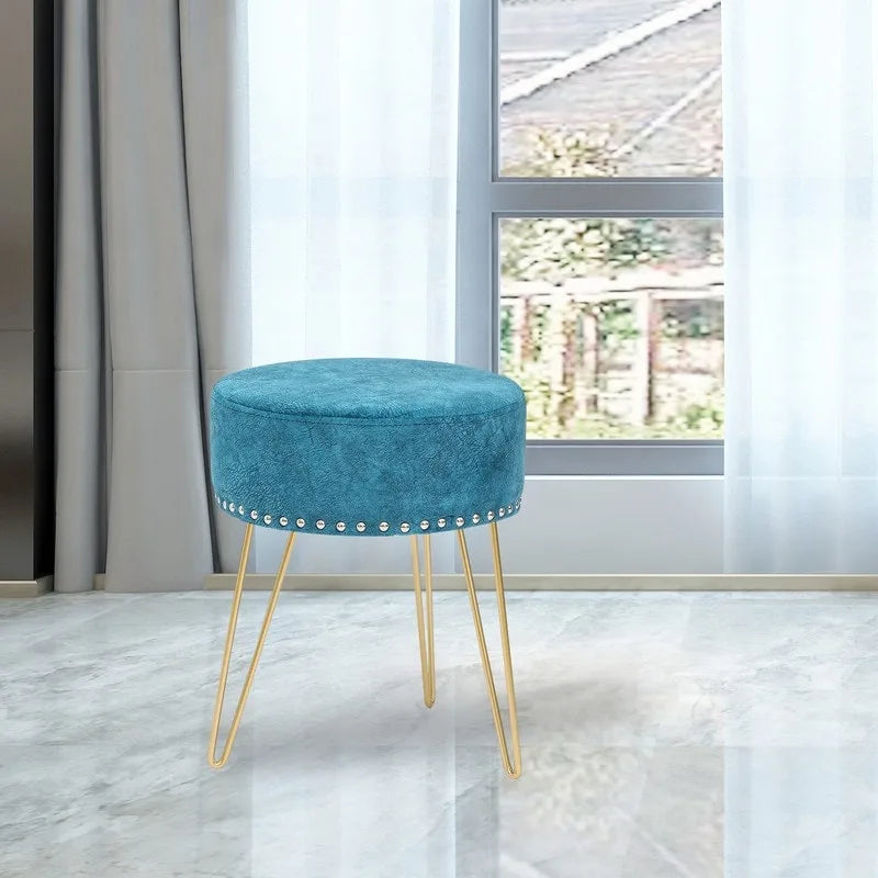 Runder Samt-Ottomane mit goldfarbenen Haarnadelbeinen und Nagelkopfbesatz