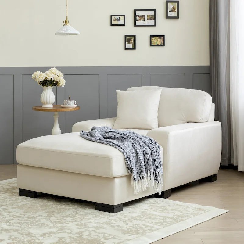 Chaise longue tapizada moderna con brazos acolchados y patas de madera