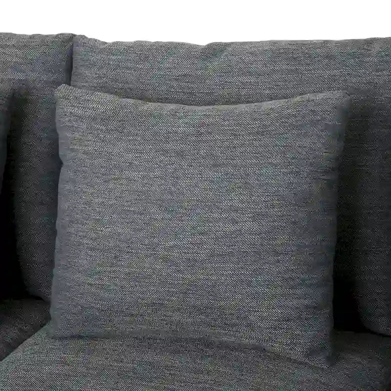 Sofá contemporáneo tapizado de tres plazas con brazos rectos y patas de nogal