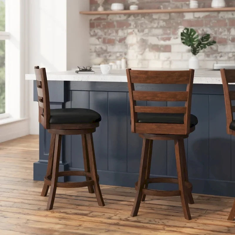 Taburete de madera con respaldo de escalera y altura de barra, con asiento tapizado