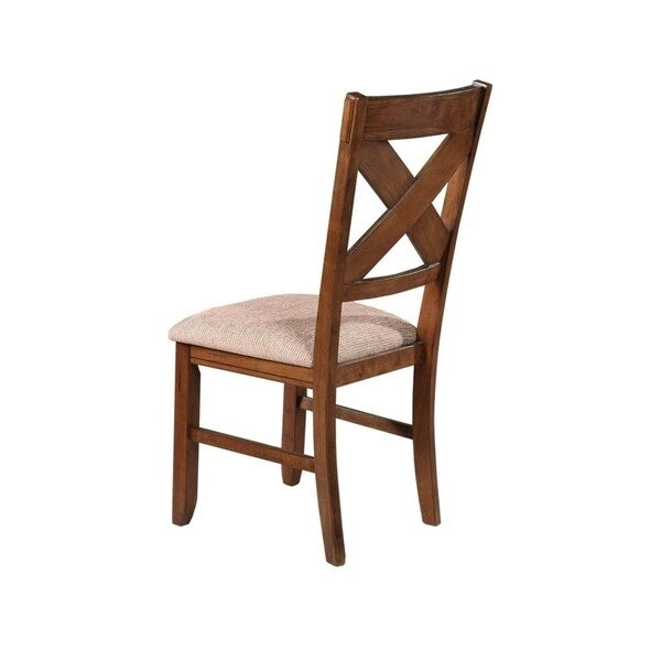 Silla de comedor de madera maciza color avellana oscuro con respaldo cruzado y tapizado color tostado