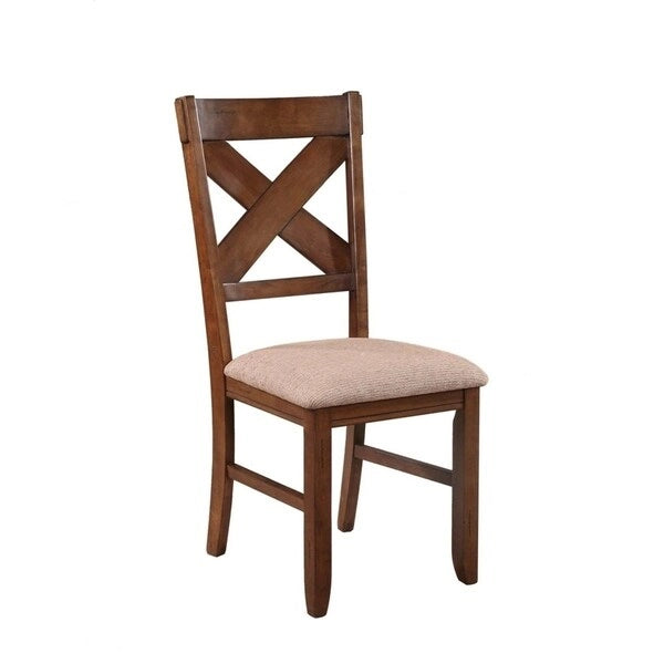 Silla de comedor de madera maciza color avellana oscuro con respaldo cruzado y tapizado color tostado