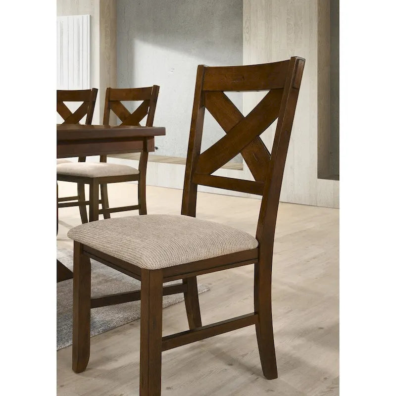 Silla de comedor de madera maciza color avellana oscuro con respaldo cruzado y tapizado color tostado