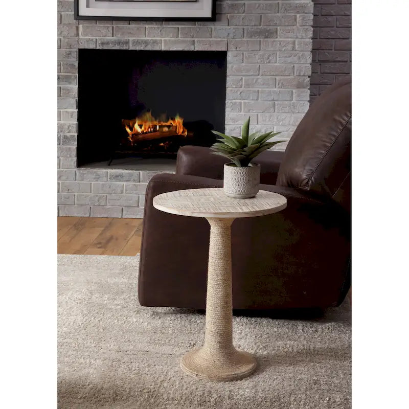 Mesa auxiliar redonda de madera de mango encalada con base de pedestal de yute