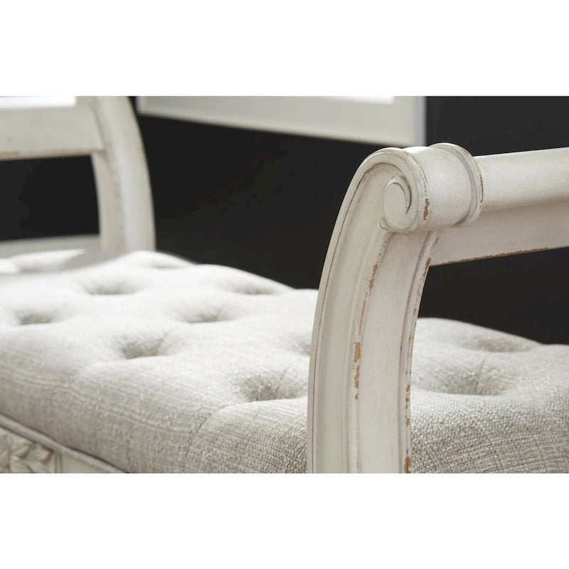 Banco decorativo de madera blanca envejecida con asiento tapizado beige capitoné