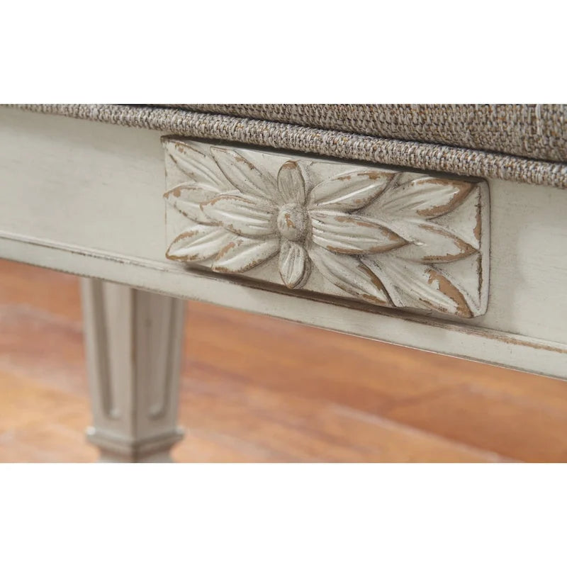Banco decorativo de madera blanca envejecida con asiento tapizado beige capitoné