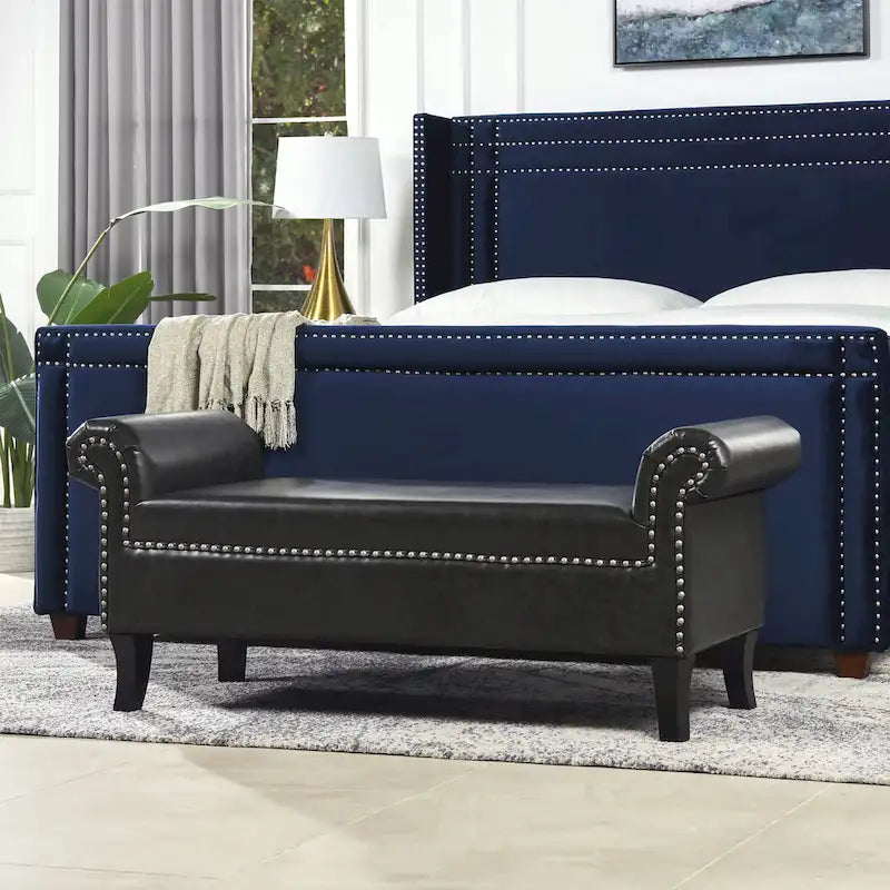 Banco clásico tapizado para recibidor con brazos enrollados y detalles de tachuelas