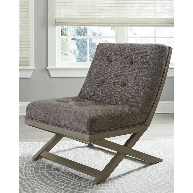 Sillón decorativo marrón de cuero sintético capitoné, sin brazos, con base metálica