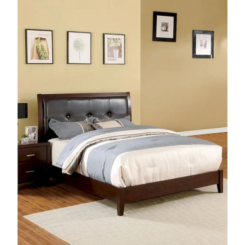 Cama de plataforma de madera de cerezo con cabecero acolchado con botones decorativos de imitación de cuero color espresso