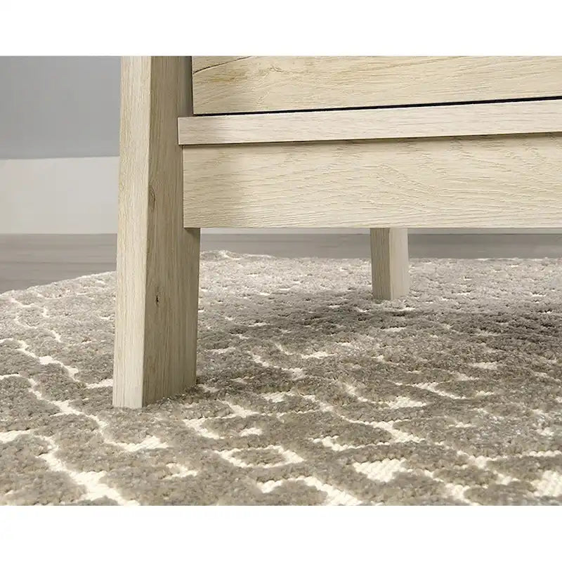 Escritorio ejecutivo color blanco hueso con acabado de veta de madera, cuatro cajones y estantes abiertos