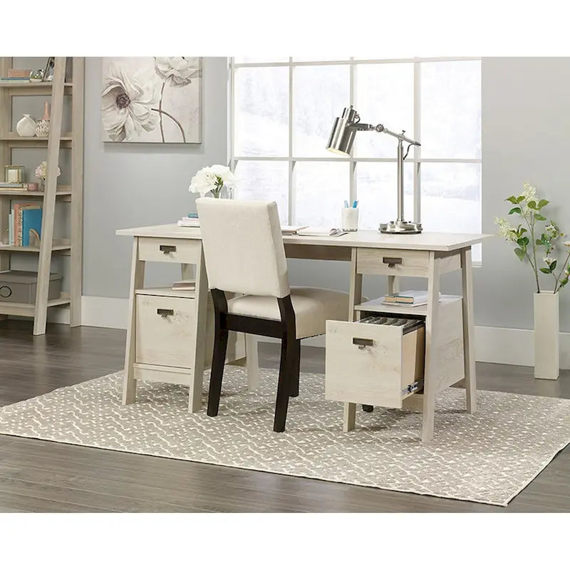 Escritorio ejecutivo color blanco hueso con acabado de veta de madera, cuatro cajones y estantes abiertos