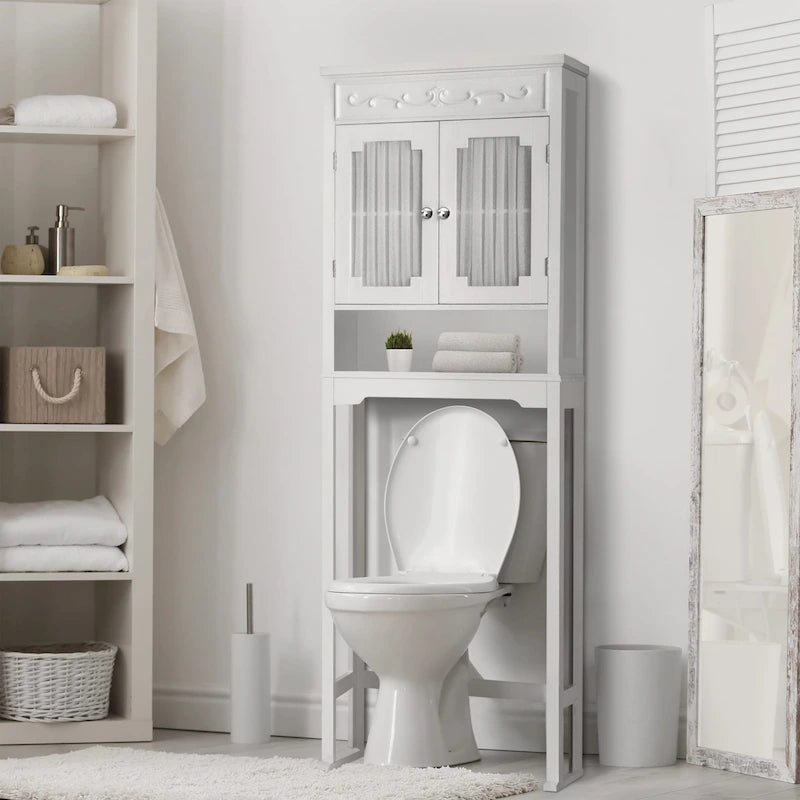 Klassischer weißer Stauraumschrank über der Toilette mit dekorativen Türen mit Glasfüllungen