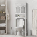 Klassischer weißer Stauraumschrank über der Toilette mit dekorativen Türen mit Glasfüllungen