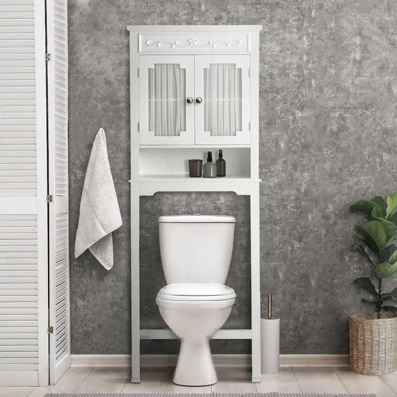 Klassischer weißer Stauraumschrank über der Toilette mit dekorativen Türen mit Glasfüllungen