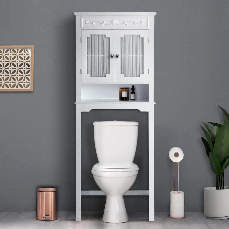 Klassischer weißer Stauraumschrank über der Toilette mit dekorativen Türen mit Glasfüllungen