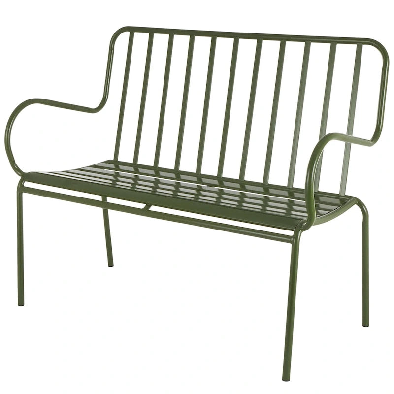 Banco de metal verde oliva con asiento de listones y reposabrazos curvos
