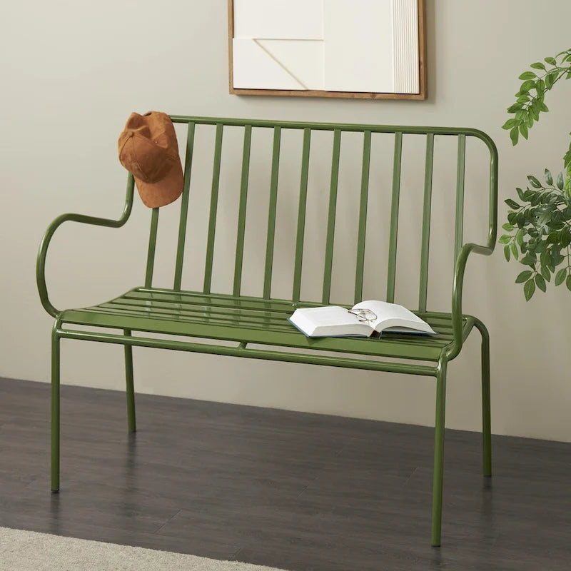 Banco de metal verde oliva con asiento de listones y reposabrazos curvos