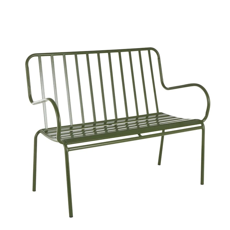 Banco de metal verde oliva con asiento de listones y reposabrazos curvos