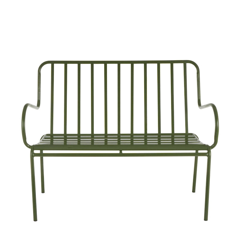 Banco de metal verde oliva con asiento de listones y reposabrazos curvos