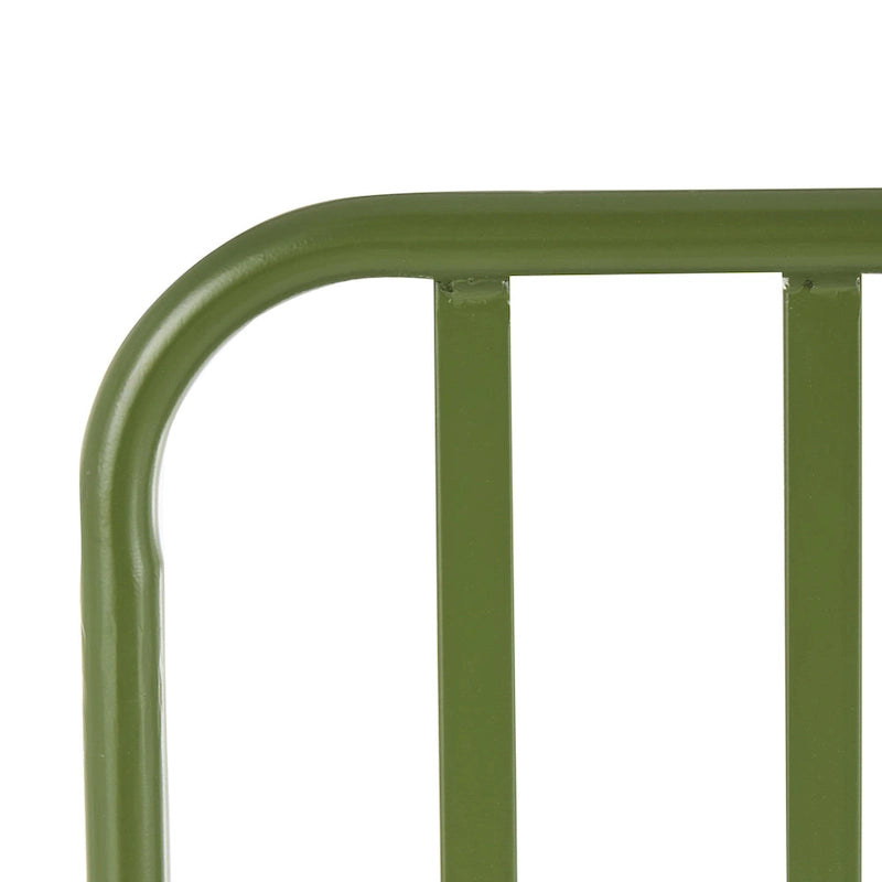 Banco de metal verde oliva con asiento de listones y reposabrazos curvos