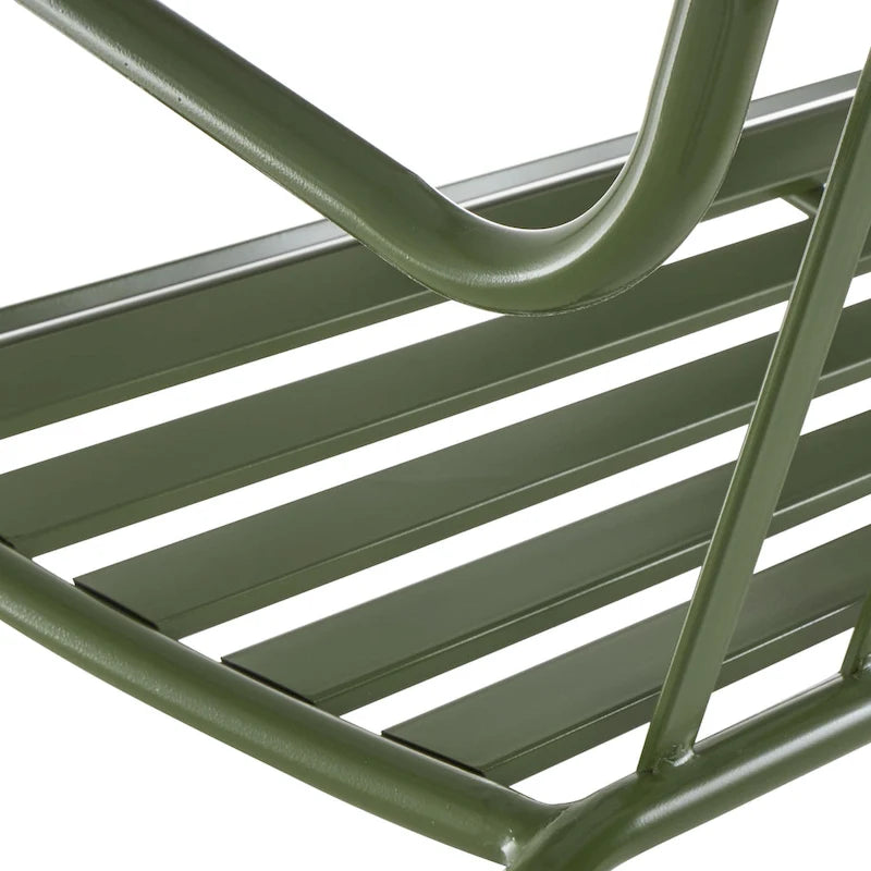 Banco de metal verde oliva con asiento de listones y reposabrazos curvos