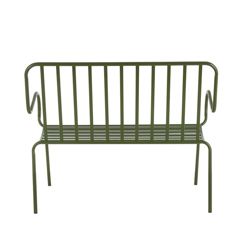 Banco de metal verde oliva con asiento de listones y reposabrazos curvos
